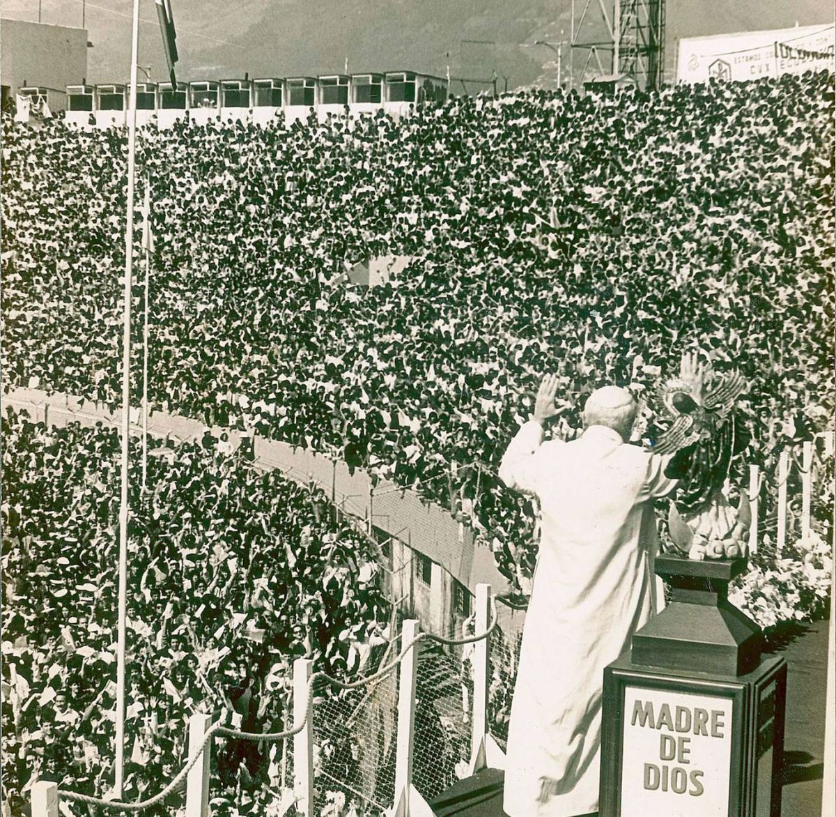 El papa Juan Pablo II en el Estadio Olímpico Atahualpa.